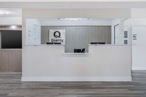 Lobby - Quality Inn & Suites Orlando East - UCF Area (Orlando)