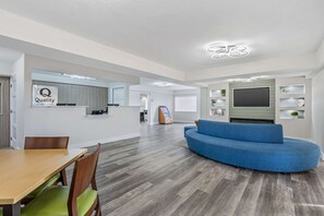 Lobby - Quality Inn & Suites Orlando East - UCF Area (Orlando)