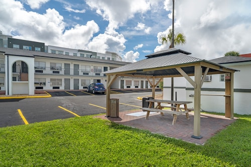 Quality Inn & Suites Orlando East - UCF Area