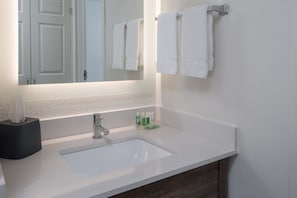 Combined shower/bathtub, designer toiletries, hair dryer, towels
