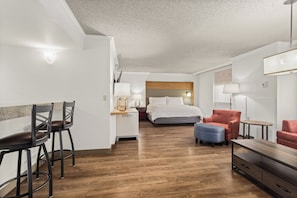 1 bedroom, premium bedding, pillow-top beds, desk