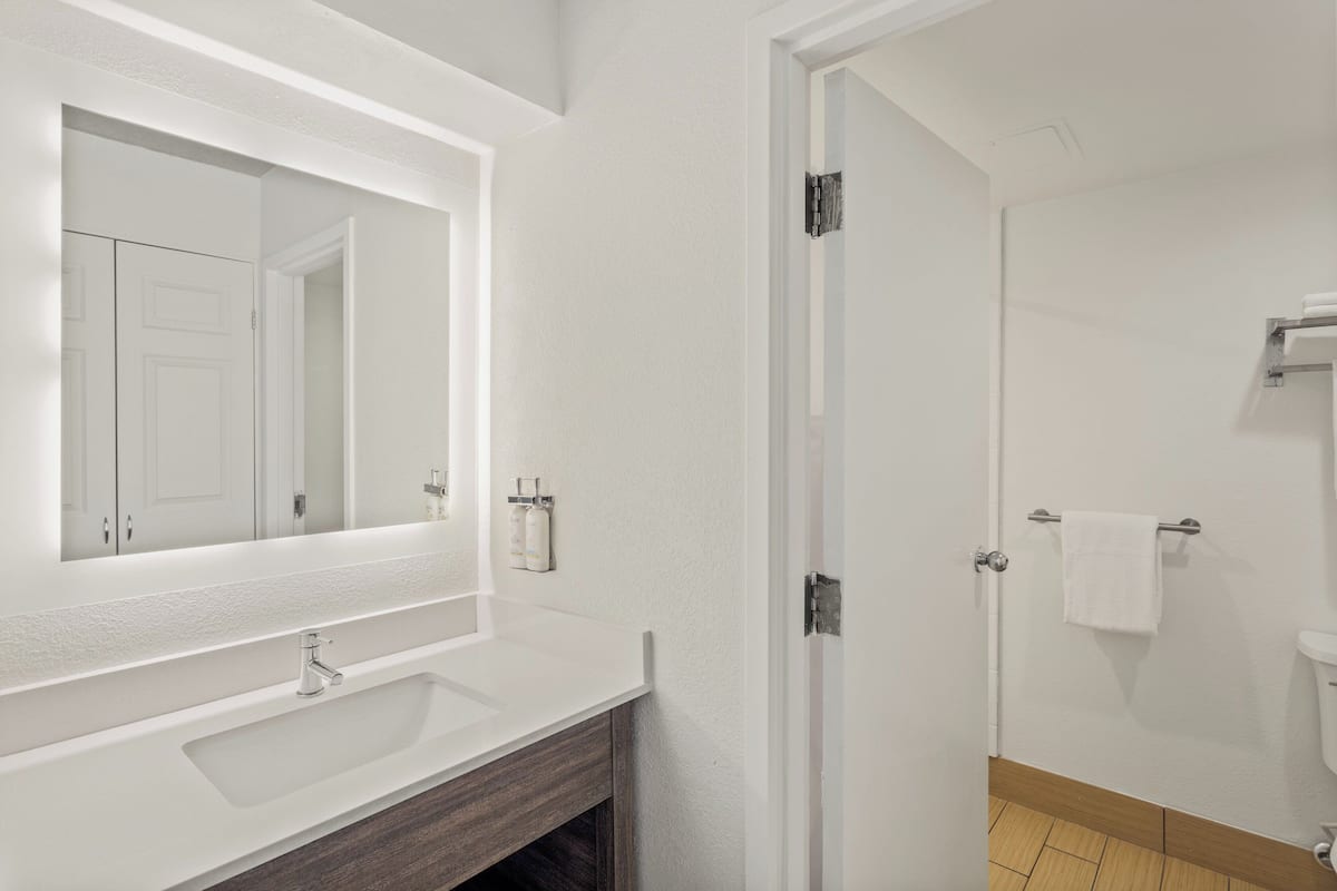 1 bedroom, premium bedding, pillow-top beds, desk