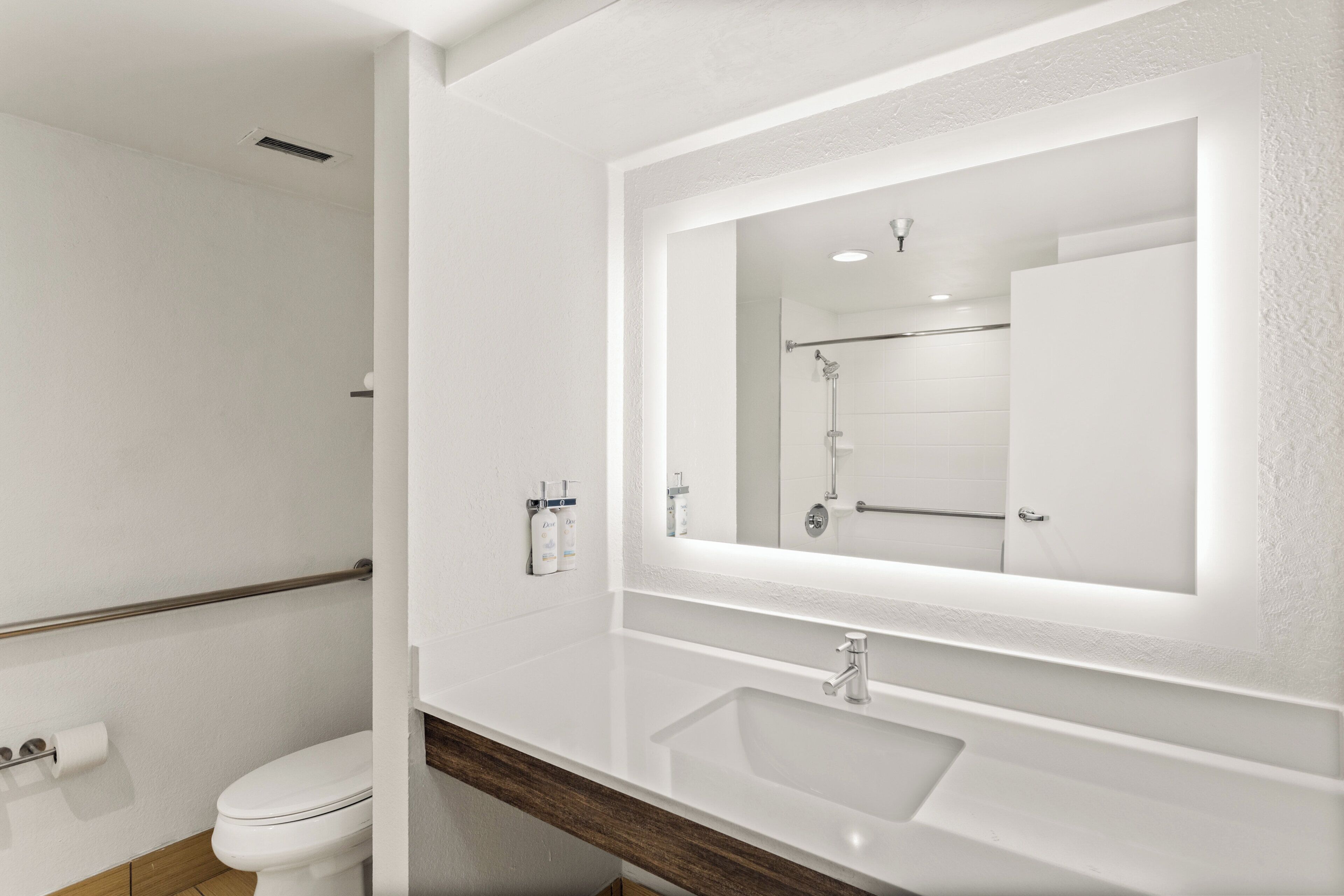 Combined shower/tub, designer toiletries, hair dryer, towels