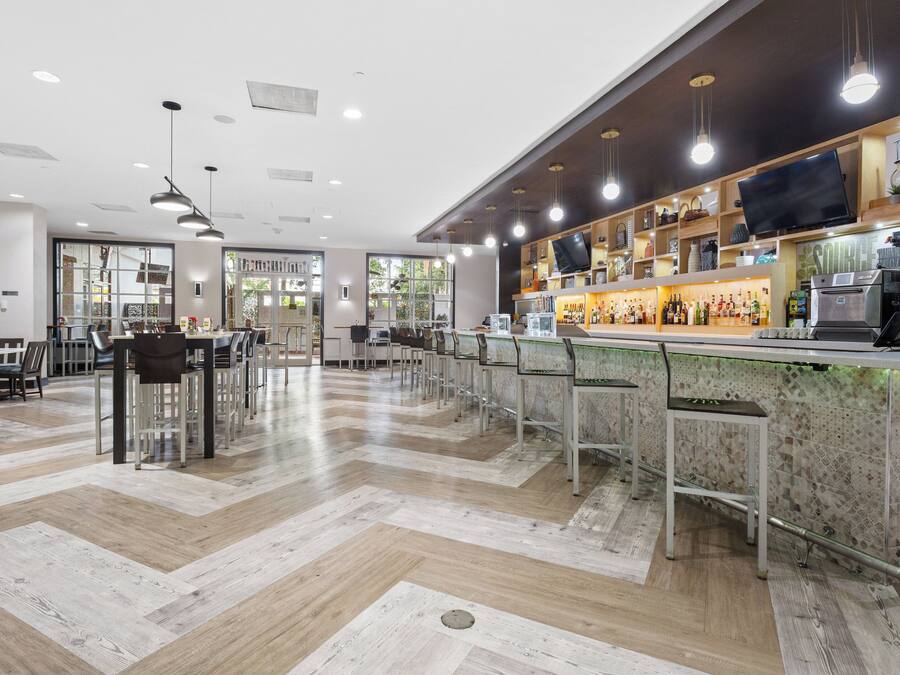 Breakfast, lunch, dinner served; American cuisine