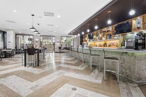 Serveert ontbijt, lunch, diner, Amerikaanse gerechten 