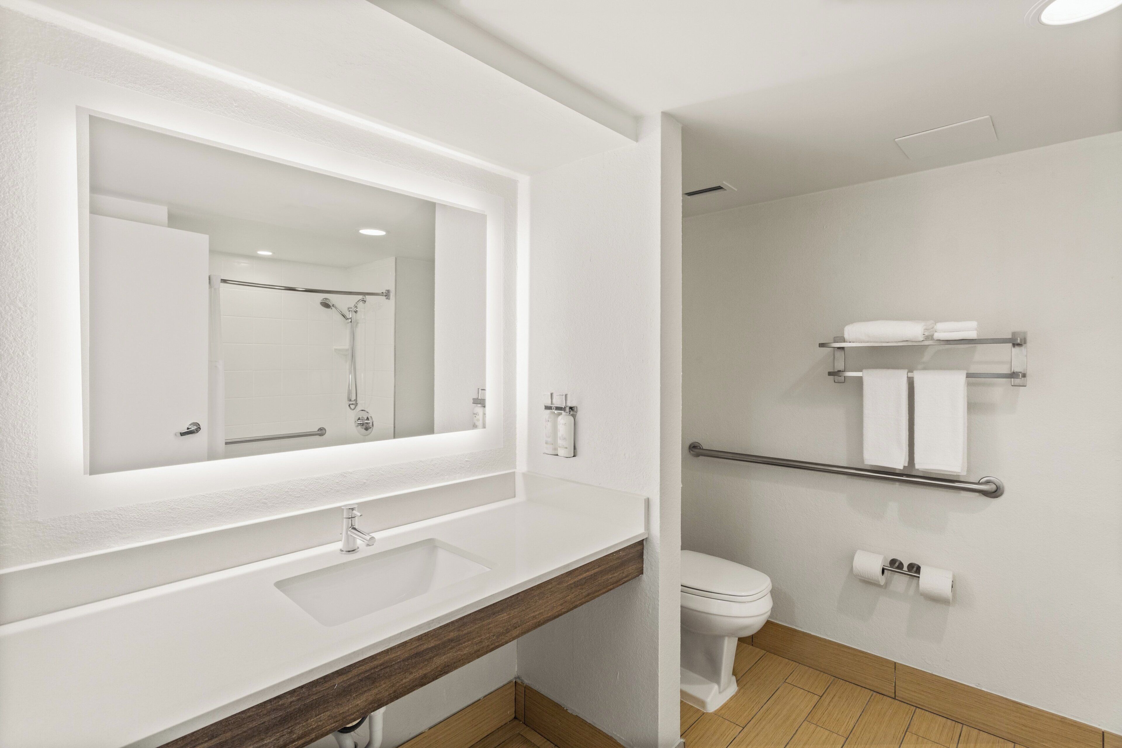 Standard Room, 1 King Bed, Accessible (Mobility) | Bathroom | Combined shower/tub, designer toiletries, hair dryer, towels
