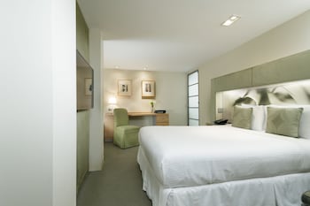 In-room safe, desk, iron/ironing board, free WiFi at The Shoreham Hotel