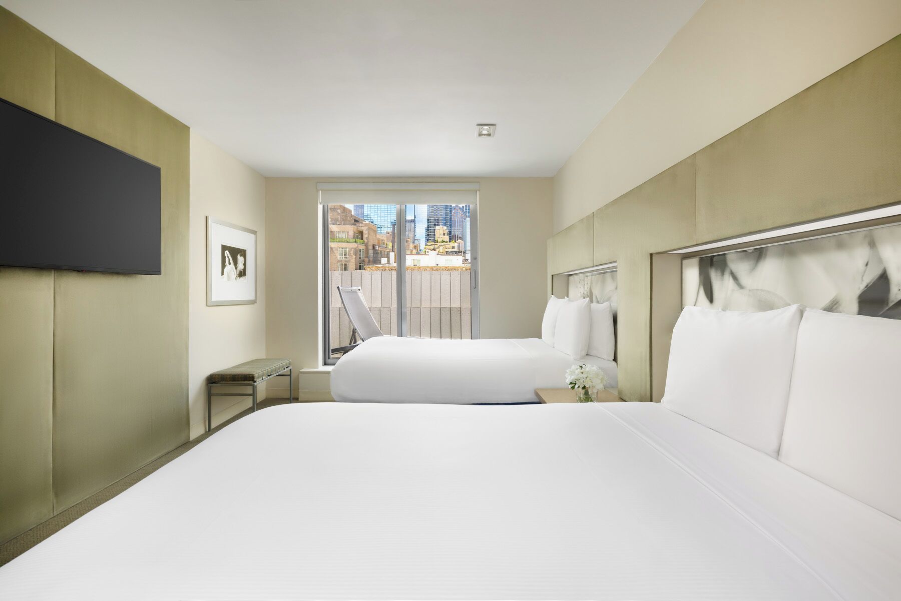 高級寝具、セーフティボックス (室内)、デスク、ノートパソコン用作業スペース