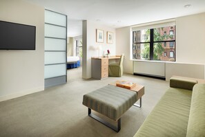 Suite junior | Ropa de cama de alta calidad, caja fuerte, escritorio