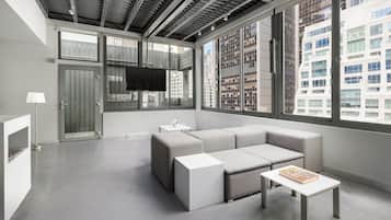 Penthouse (Suite) | Woonruimte | Een 42-inch televisie met kabelzenders