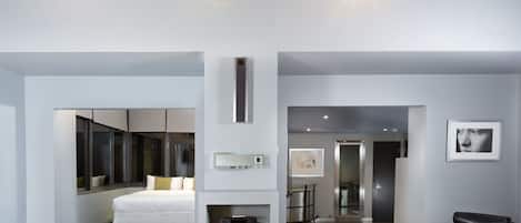 Ropa de cama de alta calidad y caja de seguridad en la habitación