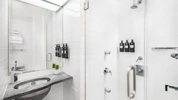 Combined shower/tub, free toiletries, hair dryer, towels