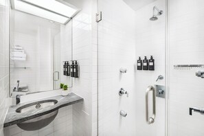 Combined shower/bathtub, free toiletries, hair dryer, towels - The Shoreham (New York)