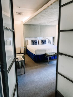 Roupas de cama premium, cofres nos quartos, escrivaninha