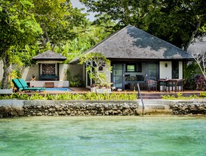 Ein Resort mit Pool, Liegestühlen und einem Essbereich.