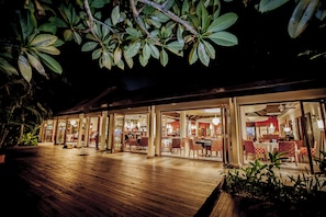 Ein Restaurant mit Terrasse, großen Fenstern und sichtbaren Innenplätzen.