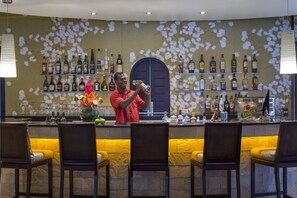 3 restaurants; breakfast, lunch and dinner served  - Warwick Le Lagon - Vanuatu (Port Vila)