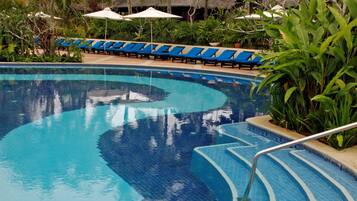 3 outdoor pools, pool umbrellas, pool loungers