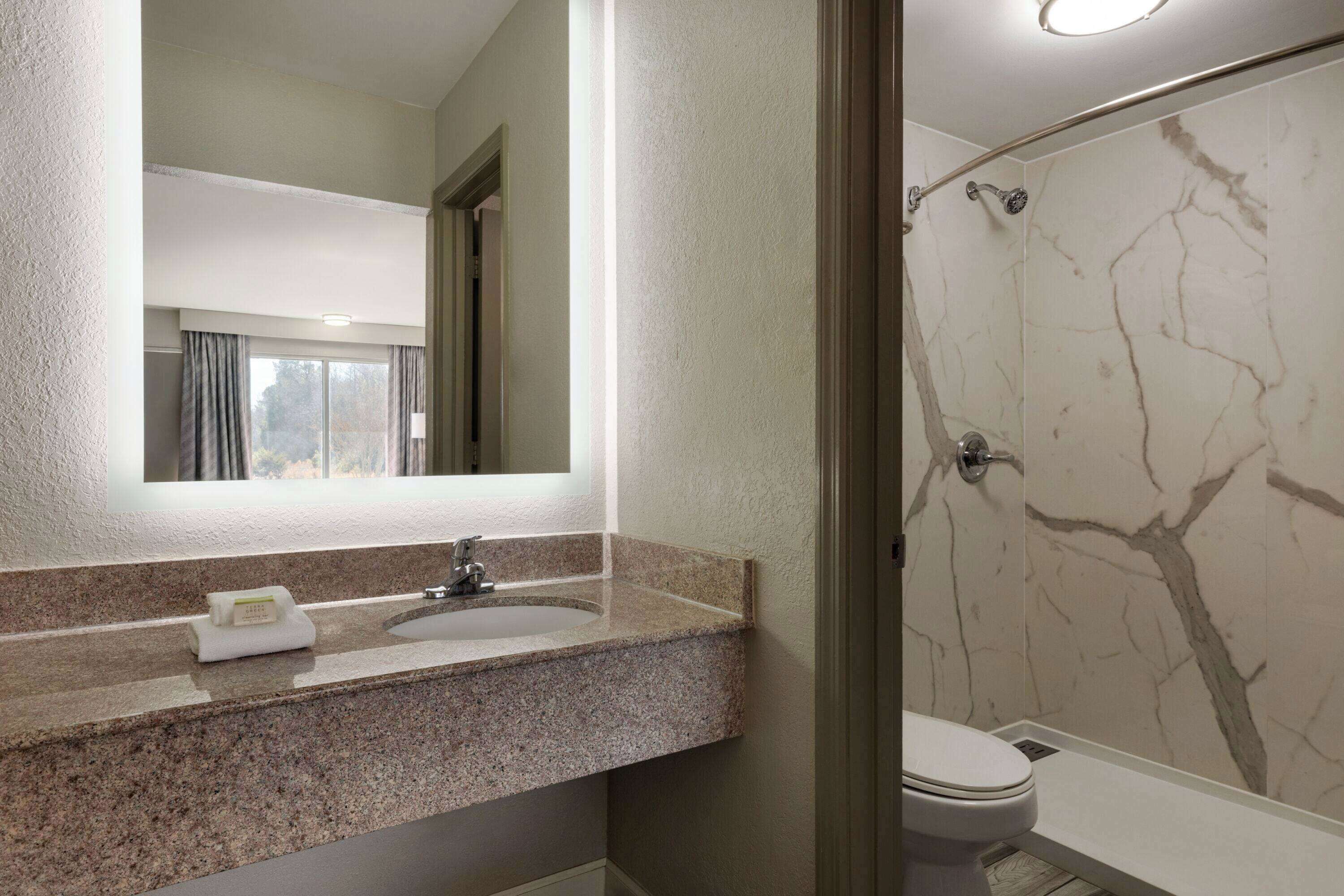 Combined shower/tub, rainfall showerhead, free toiletries, hair dryer