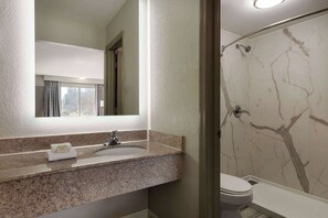 Combined shower/bathtub, rainfall showerhead, free toiletries