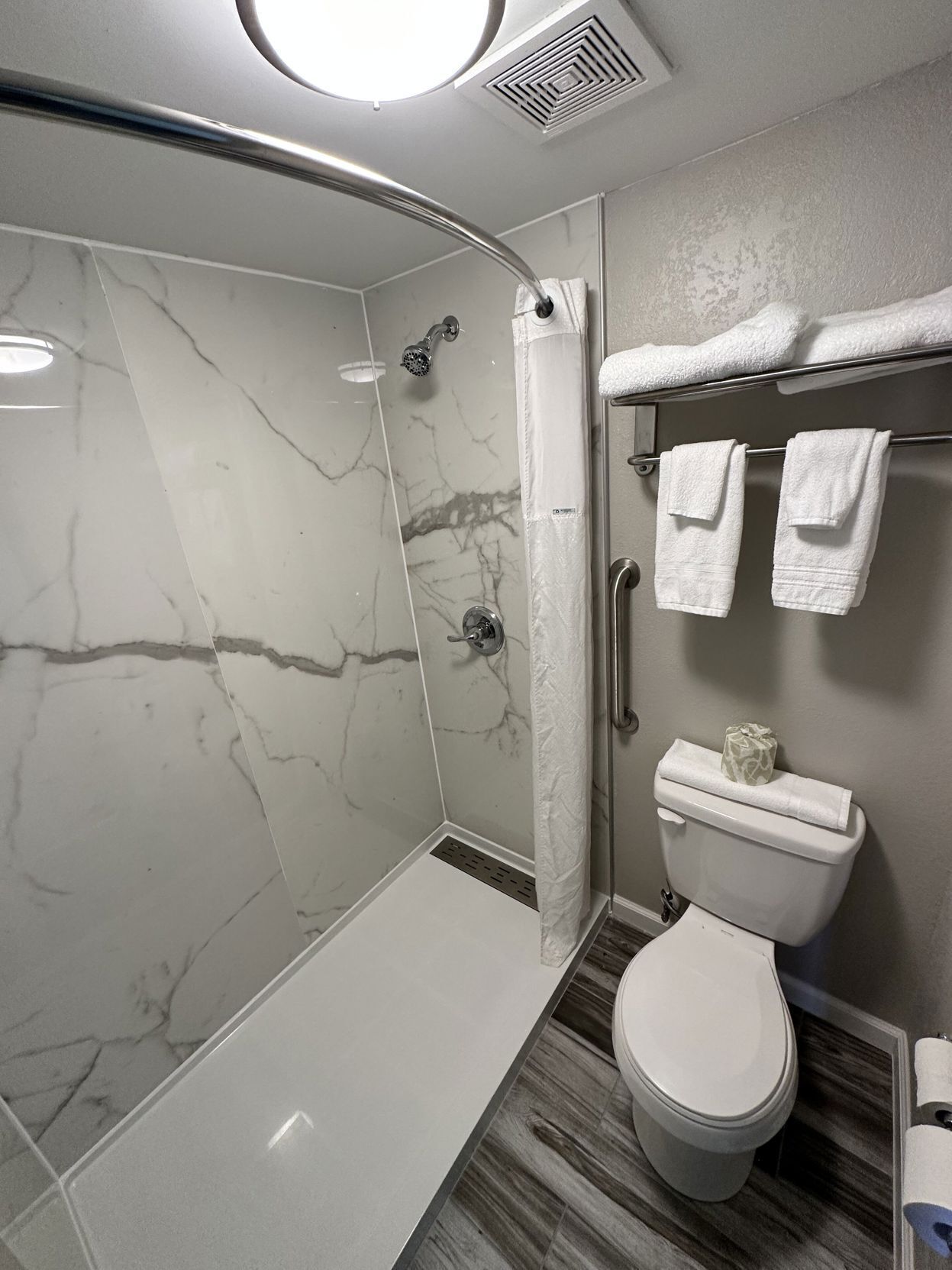 Baño | Ducha y bañera combinadas y cabezal de ducha tipo lluvia