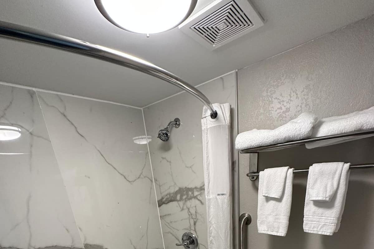 Baño | Tina con regadera, regadera tipo lluvia, amenidades de baño gratuitas