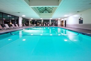 Indendørs pool, åben fra kl. 06.00 til kl. 23.00, liggestole