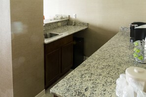 Suite, 1 King-Bett (Additional Living Area) | Eigene Kochnische