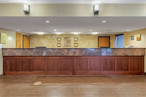 Lobby - Comfort Inn Lansing West (Lansing)