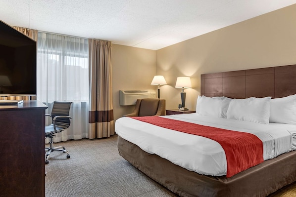 Desk, iron/ironing board, free cribs/infant beds, free WiFi - Comfort Inn Lansing West (Lansing)