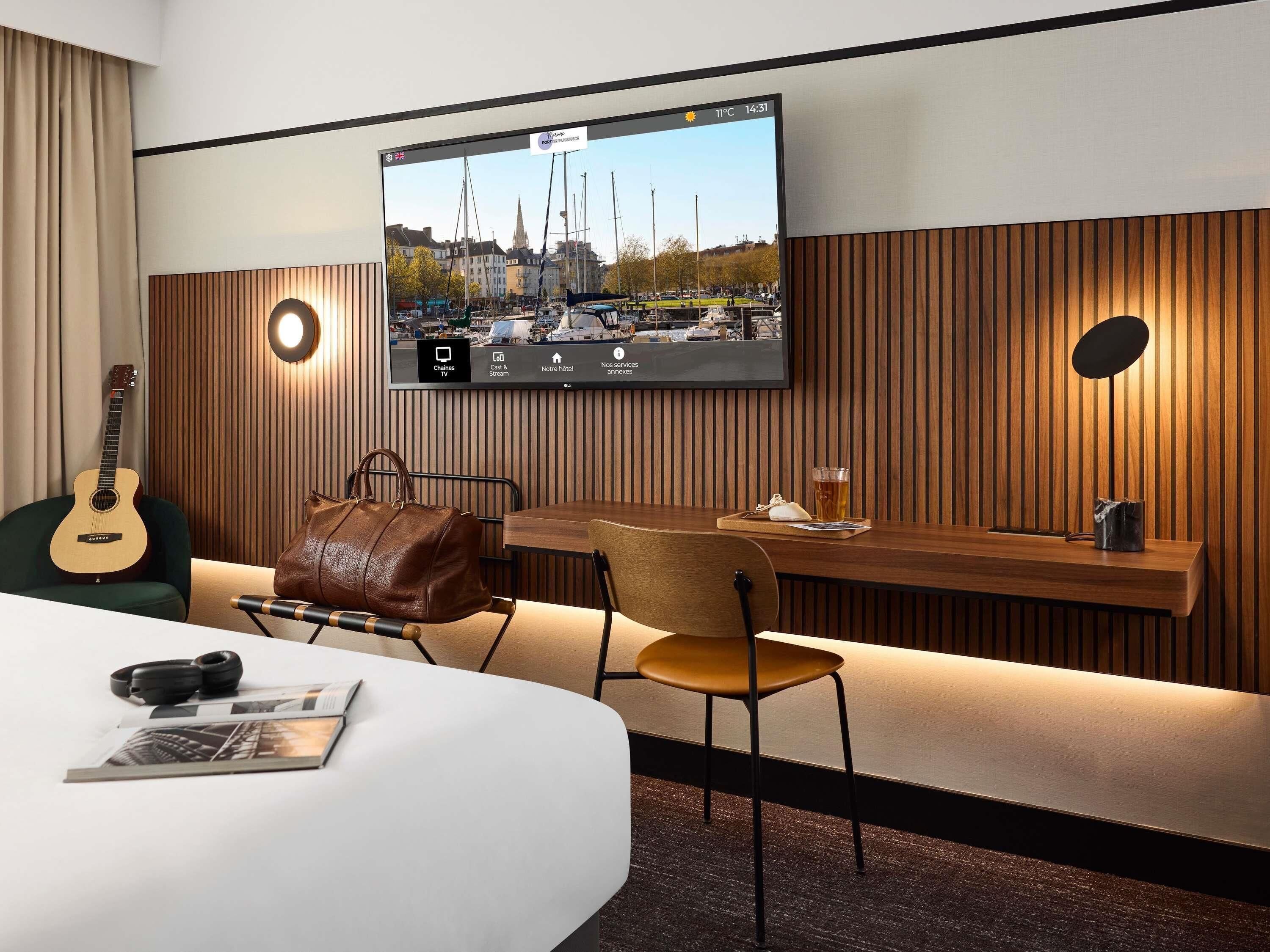 Minibar, pengeskab på værelset, skrivebord, mørklægningsgardiner