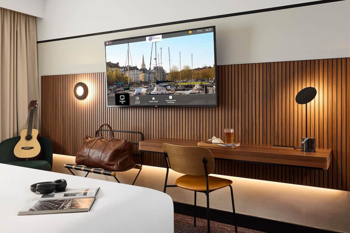 Minibar, pengeskab på værelset, skrivebord, mørklægningsgardiner