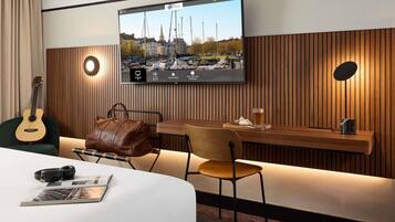 Minibar, brankas, meja kerja, dan tirai kedap cahaya