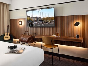 Minibar, caja de seguridad en la habitación y escritorio 