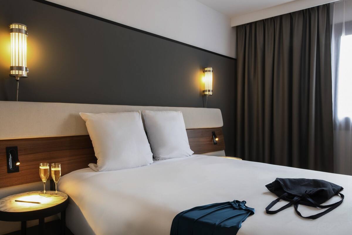 classic room, 1 queen bed | minibar, in-room safe, desk, blackout curtains