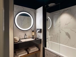 Minibar, caja fuerte, escritorio y cortinas opacas