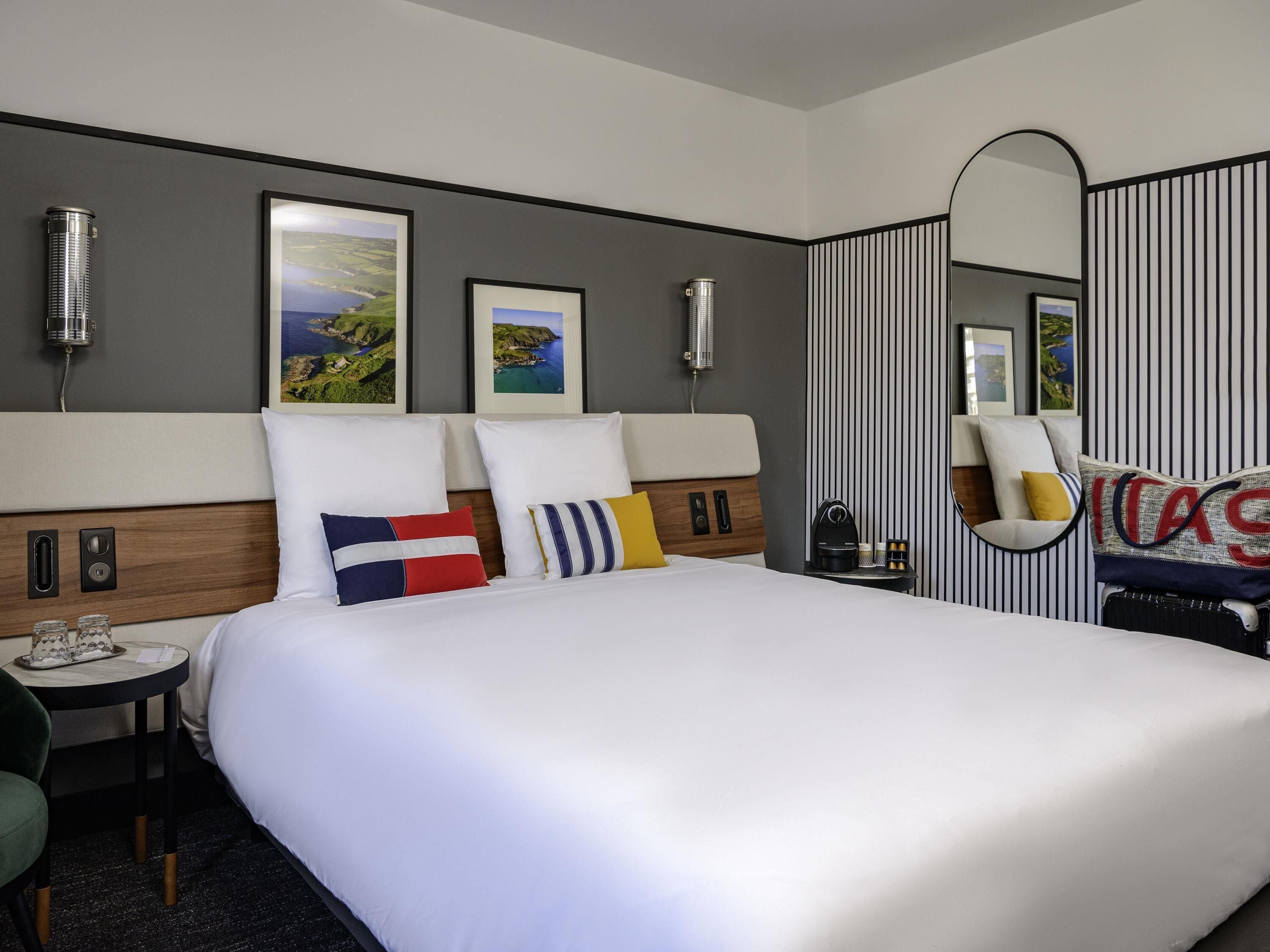 Privilege, Room, 1 Queen Bed | Minibar, in-room safe, desk, blackout drapes