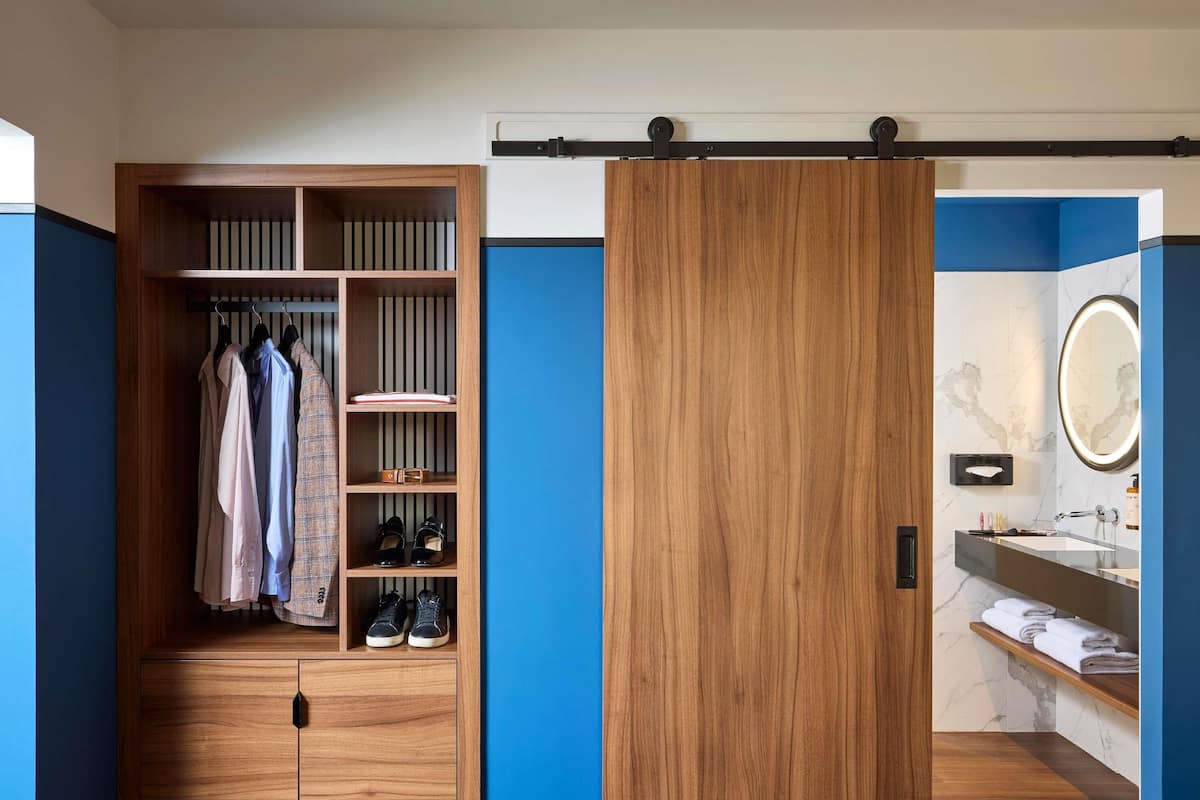 Habitación superior, 1 cama King size y sofá cama | Minibar, caja de seguridad en la habitación y escritorio