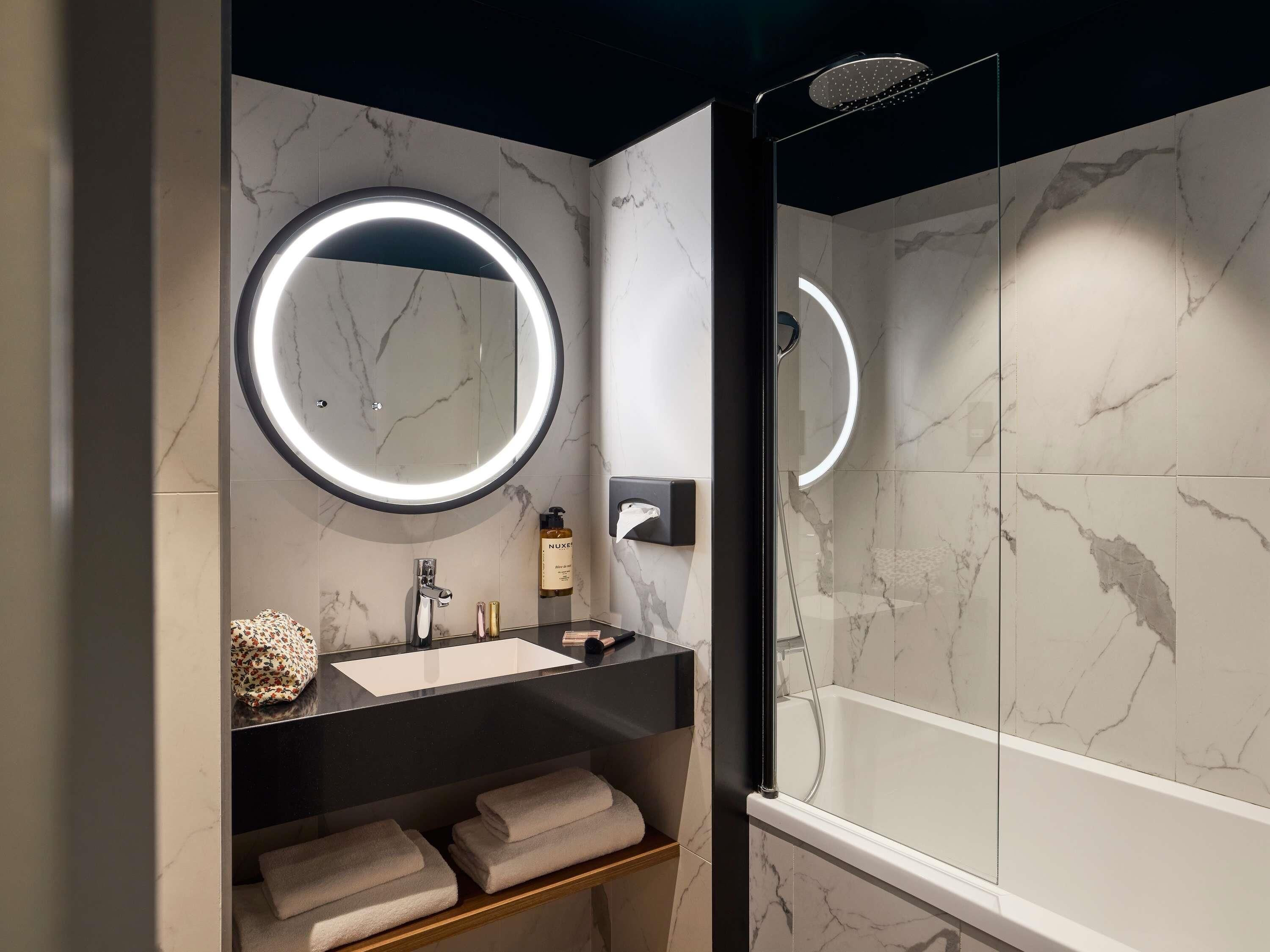 Minibar, coffres-forts dans les chambres, bureau, rideaux occultants