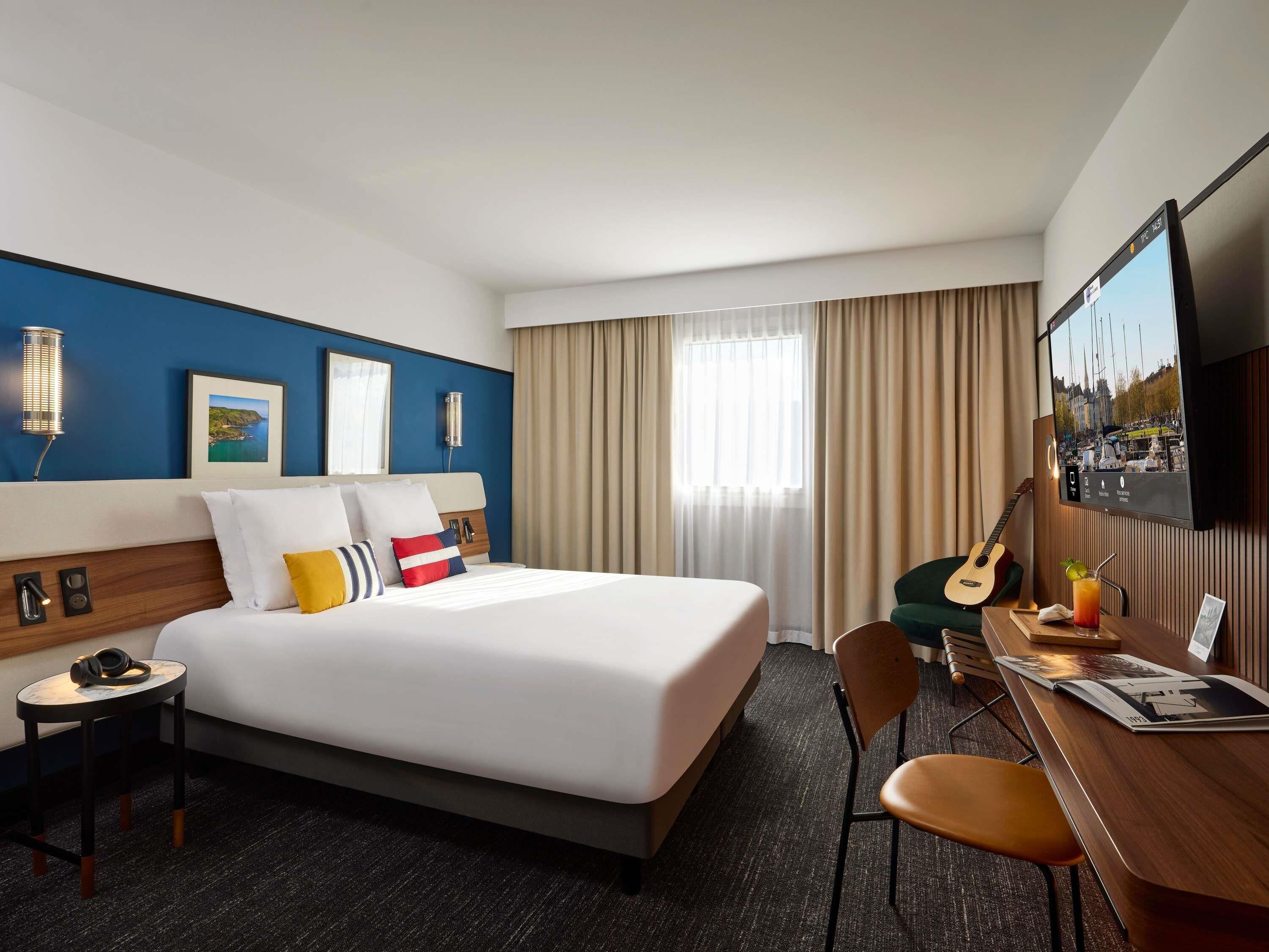 Minibar, caja de seguridad en la habitación y escritorio 