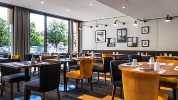 每日供应自助式早餐(每人 EUR 21)