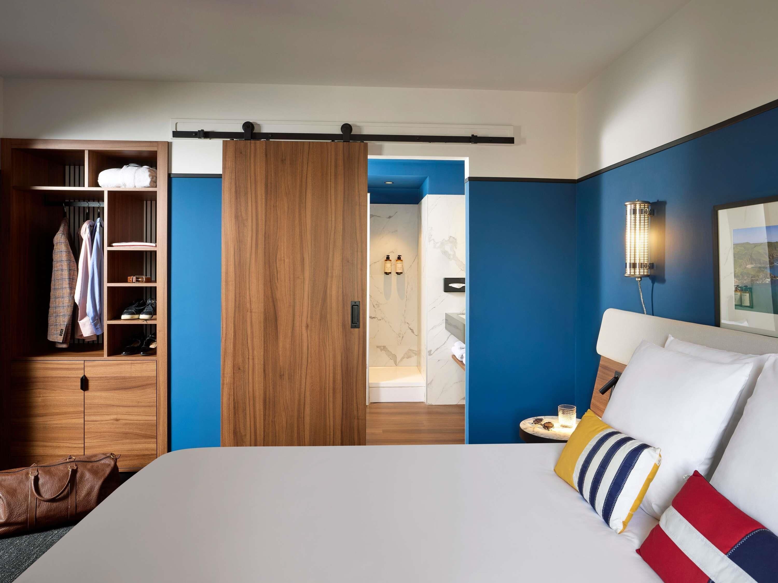 高級客房, 1 張特大雙人床和 1 張沙發床 | 迷你吧、客房內保險箱、書桌、遮光布/窗簾