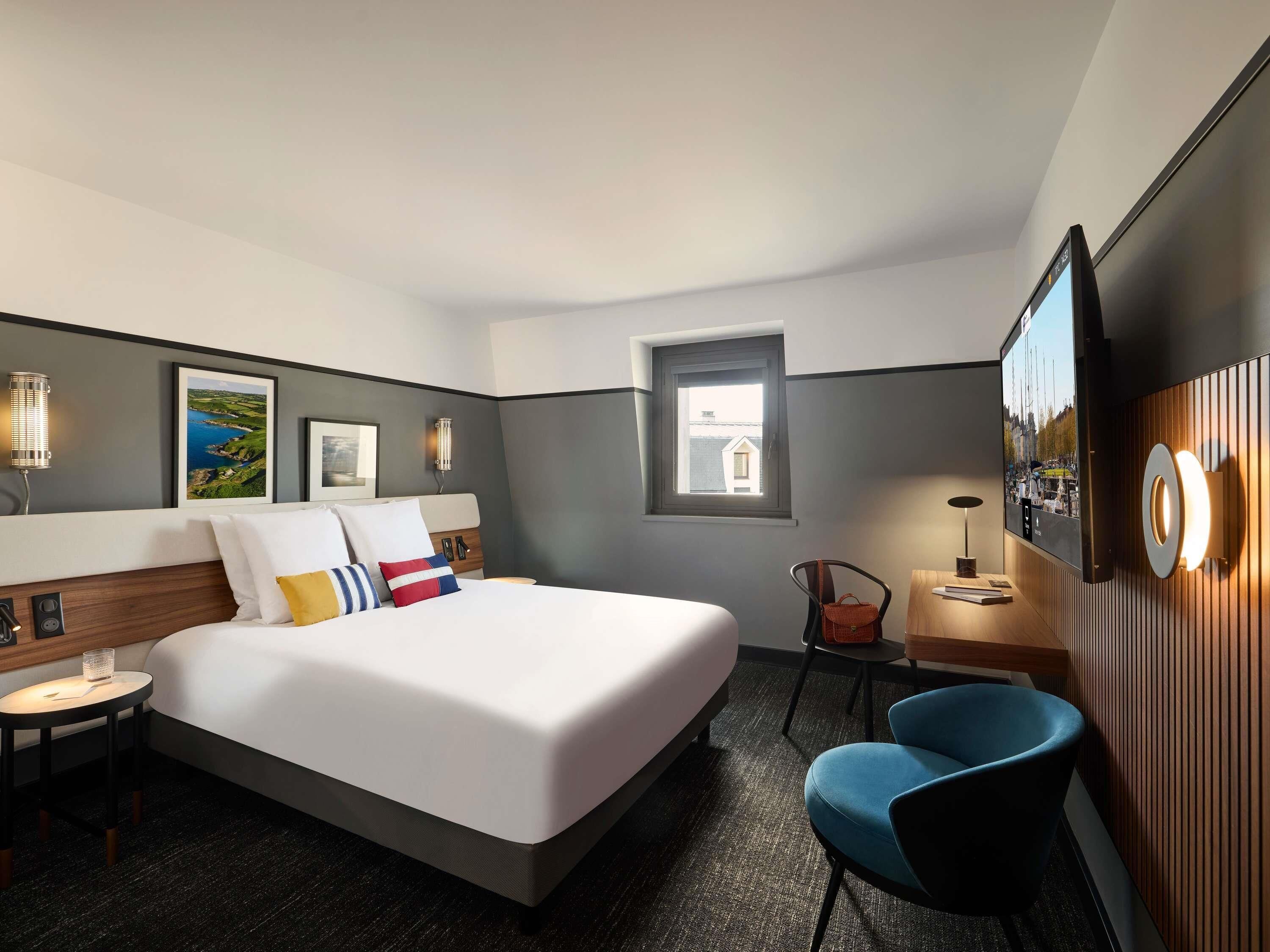 Minibar, caja de seguridad en la habitación y escritorio 