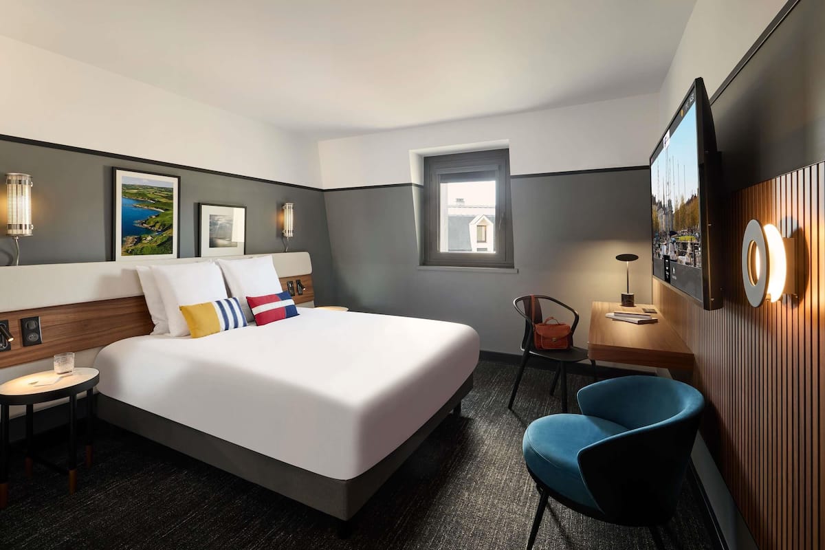 Superior Room, 1 Queen Bed | Minibar, in-room safe, desk, blackout drapes