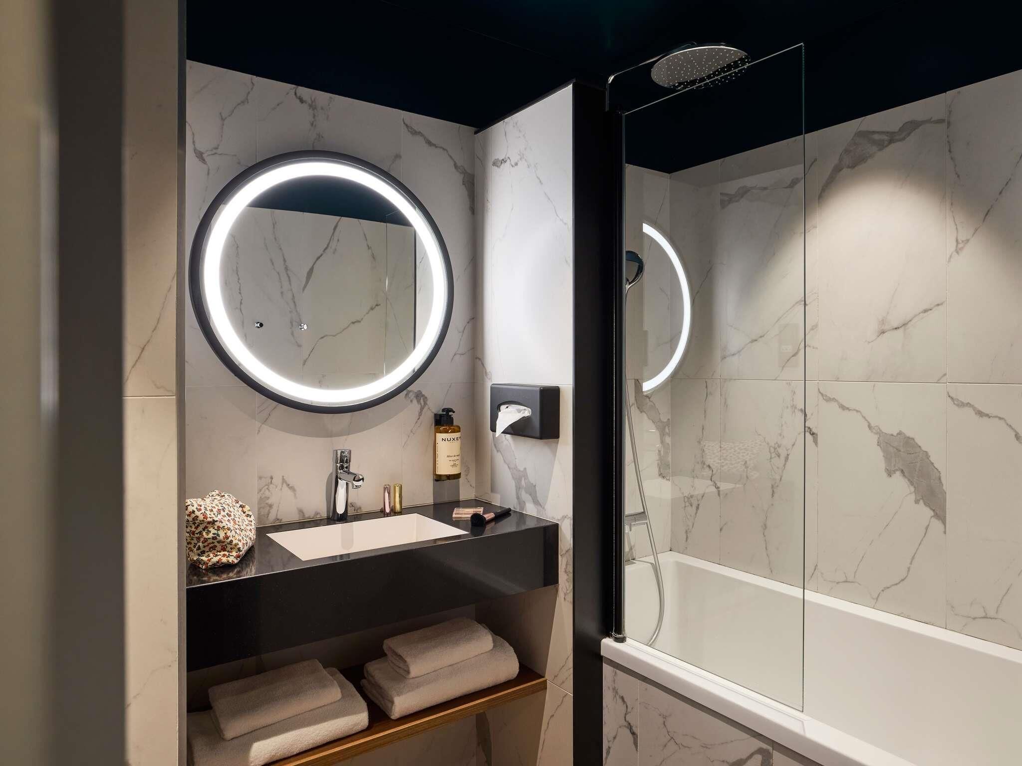 Minibar, coffres-forts dans les chambres, bureau, rideaux occultants