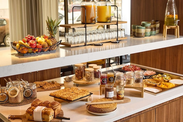 Sarapan prasmanan setiap hari (EUR 21 per orang)