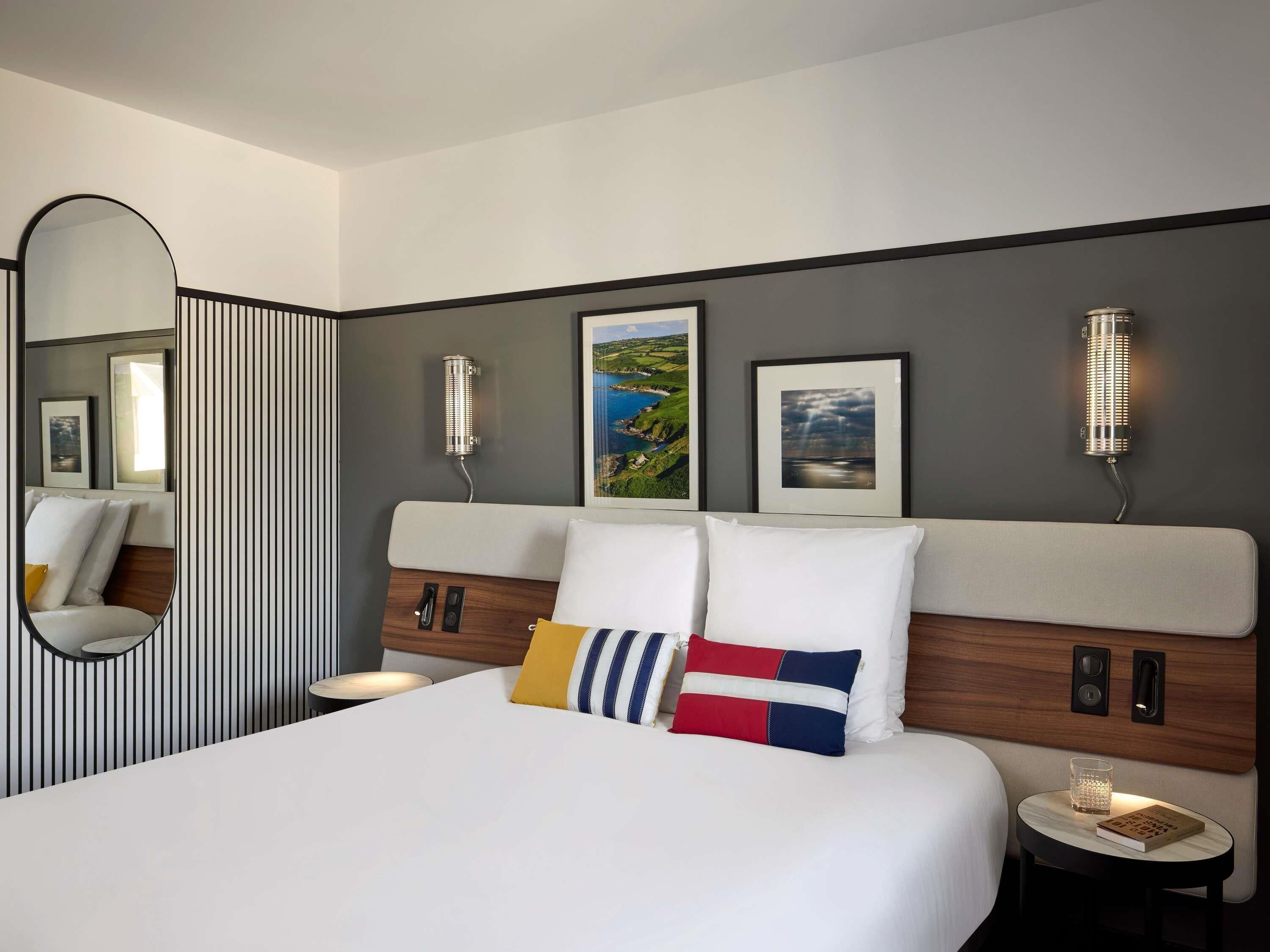 Minibar, pengeskab på værelset, skrivebord, mørklægningsgardiner