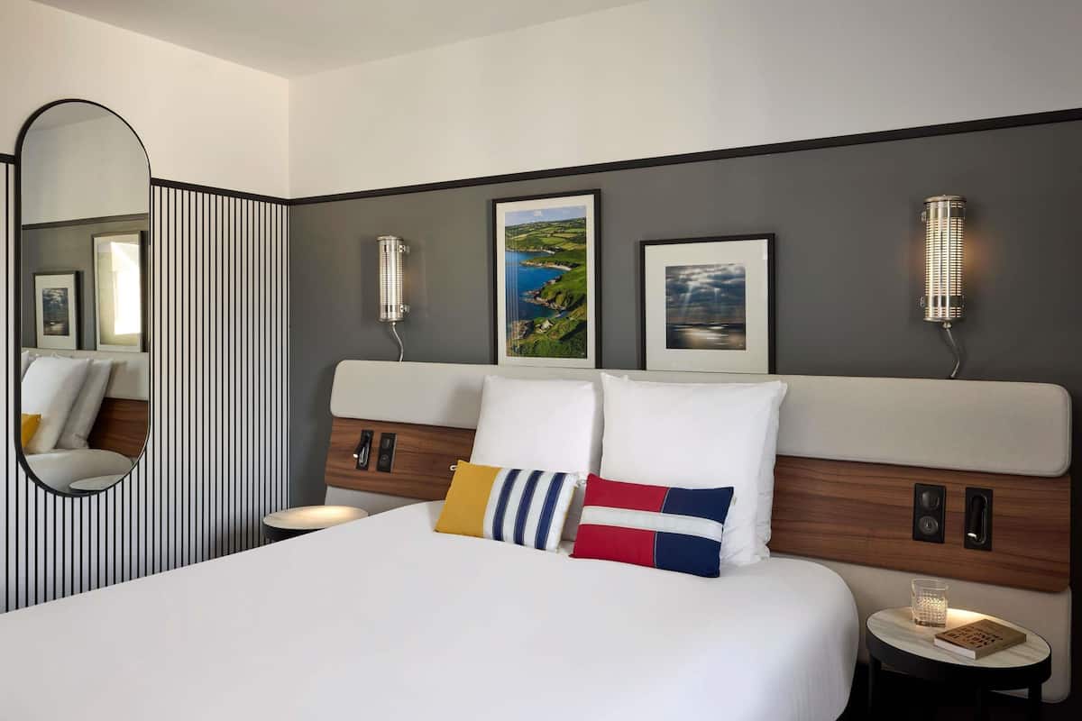 Minibar, pengeskab på værelset, skrivebord, mørklægningsgardiner