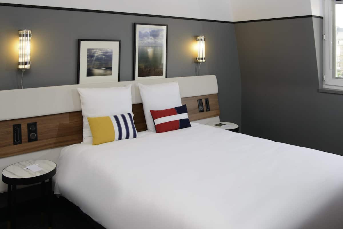 minibar, in-room safe, desk, blackout curtains