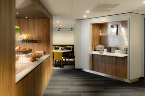 Desayuno buffet todos los días (EUR 20 por persona) 